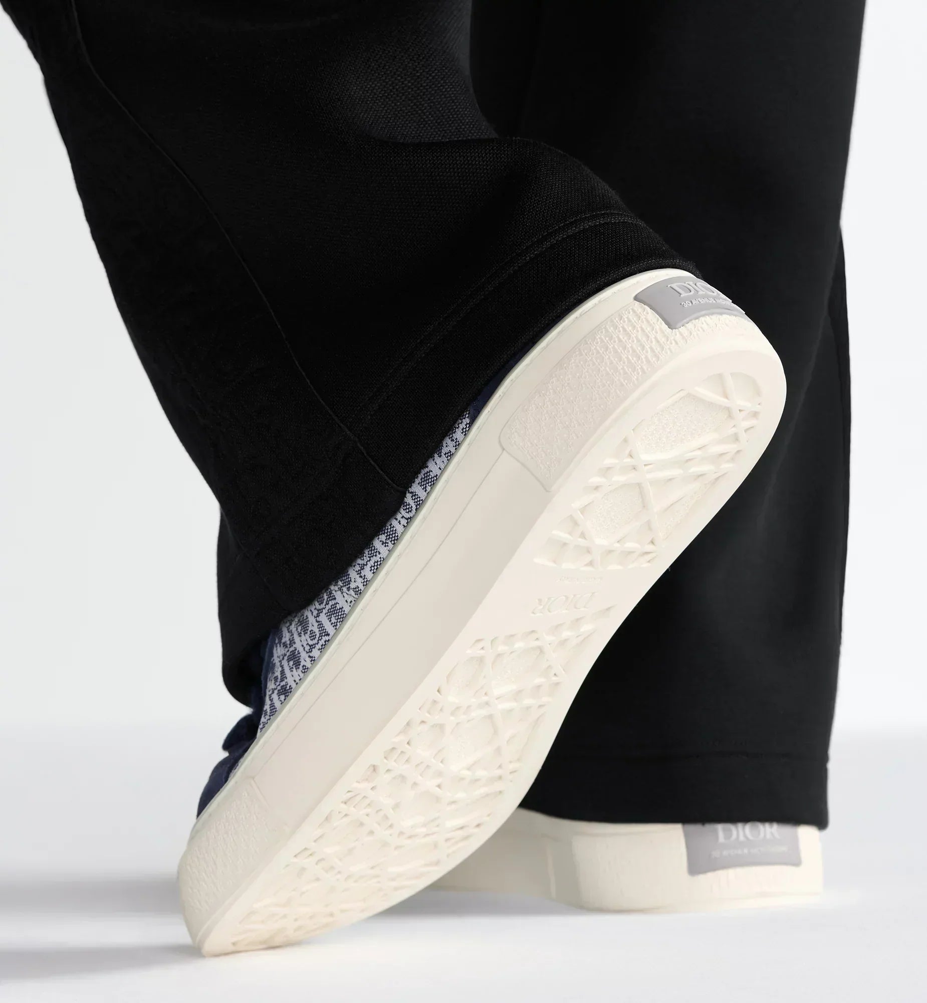 B33 Spin Sneaker