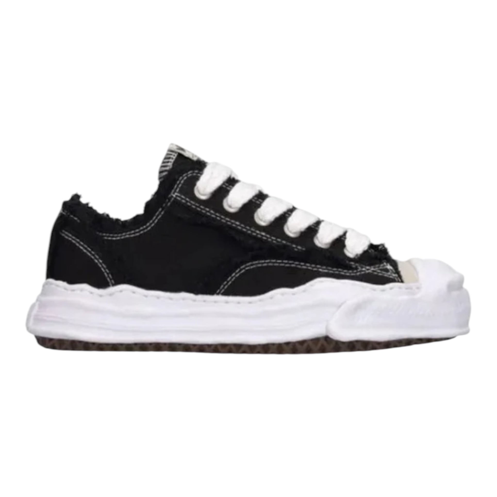 LOW TOP SNEAKER